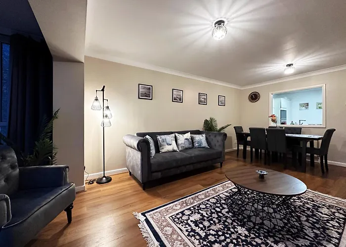 Mia Place In Tower Hill, 2 Double Beds, Max 4 People, Free Parking Available Upon Request, Great Location