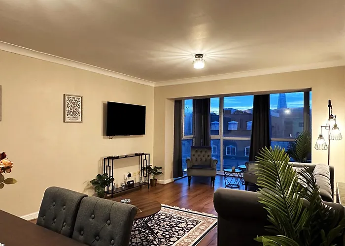 Mia Place In Tower Hill, 2 Double Beds, Max 4 People, Free Parking Available Upon Request, Great Location